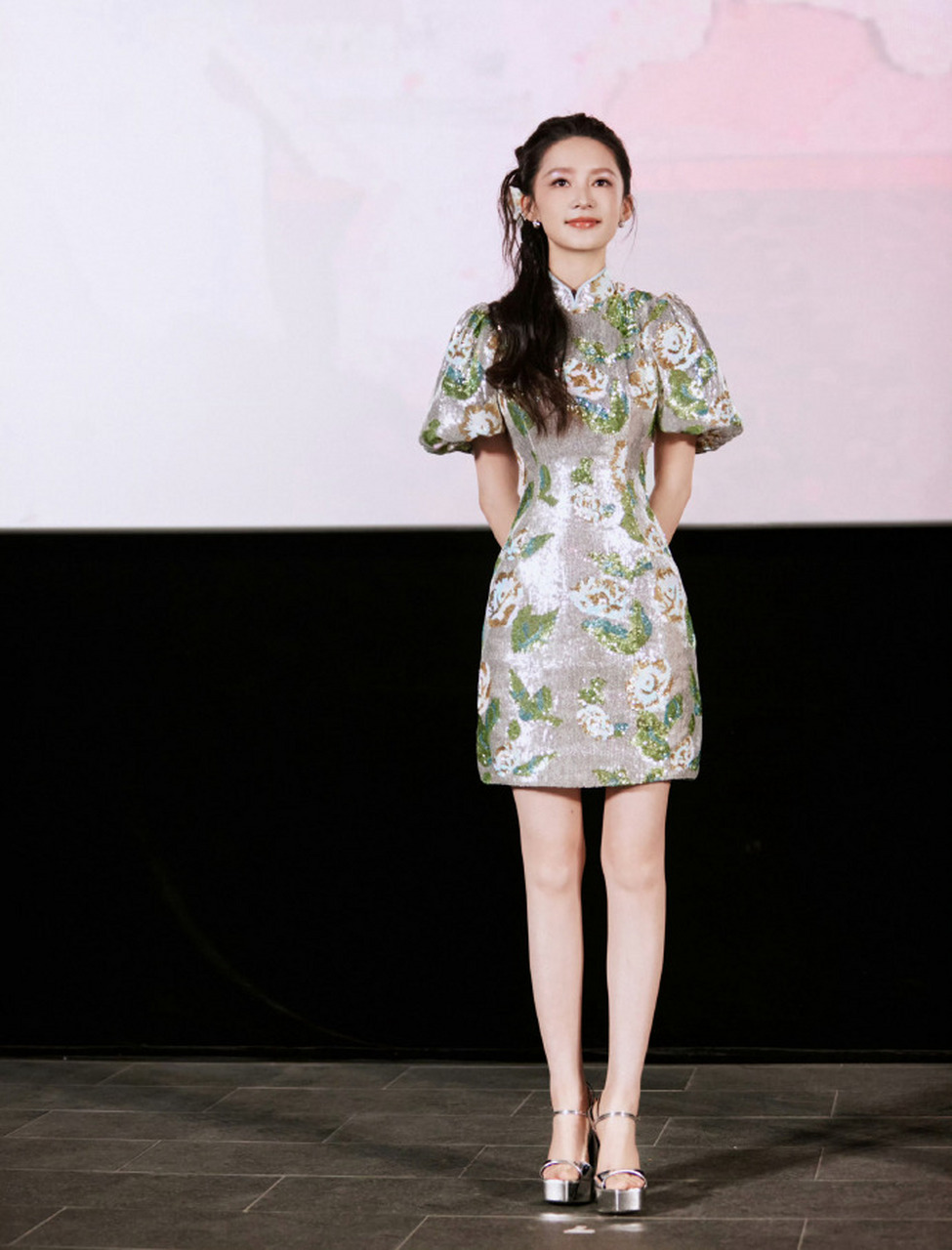 这是李沁在庆余年的一款新穿搭,这款造型将旗袍的优雅和连衣裙的时尚