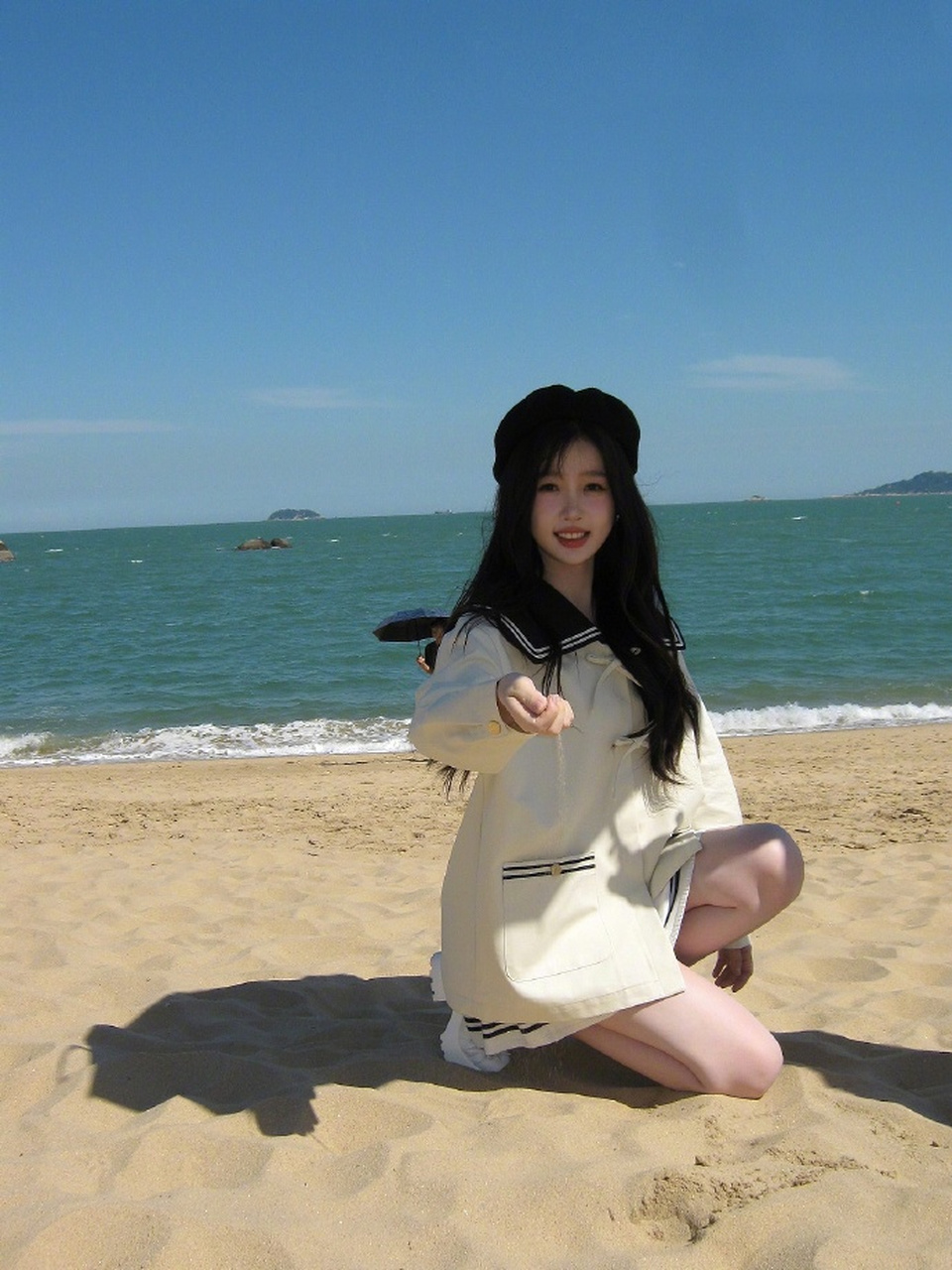 虞书欣的这款穿搭还在网上形成夏日海边水手服的话题,不过这款穿搭与