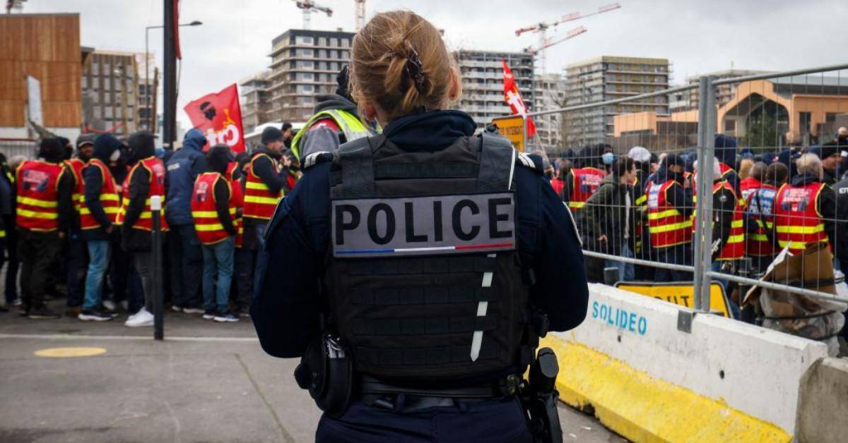 近期,一名法国士兵在巴黎东站火车站巡逻时遭人持刀刺伤.