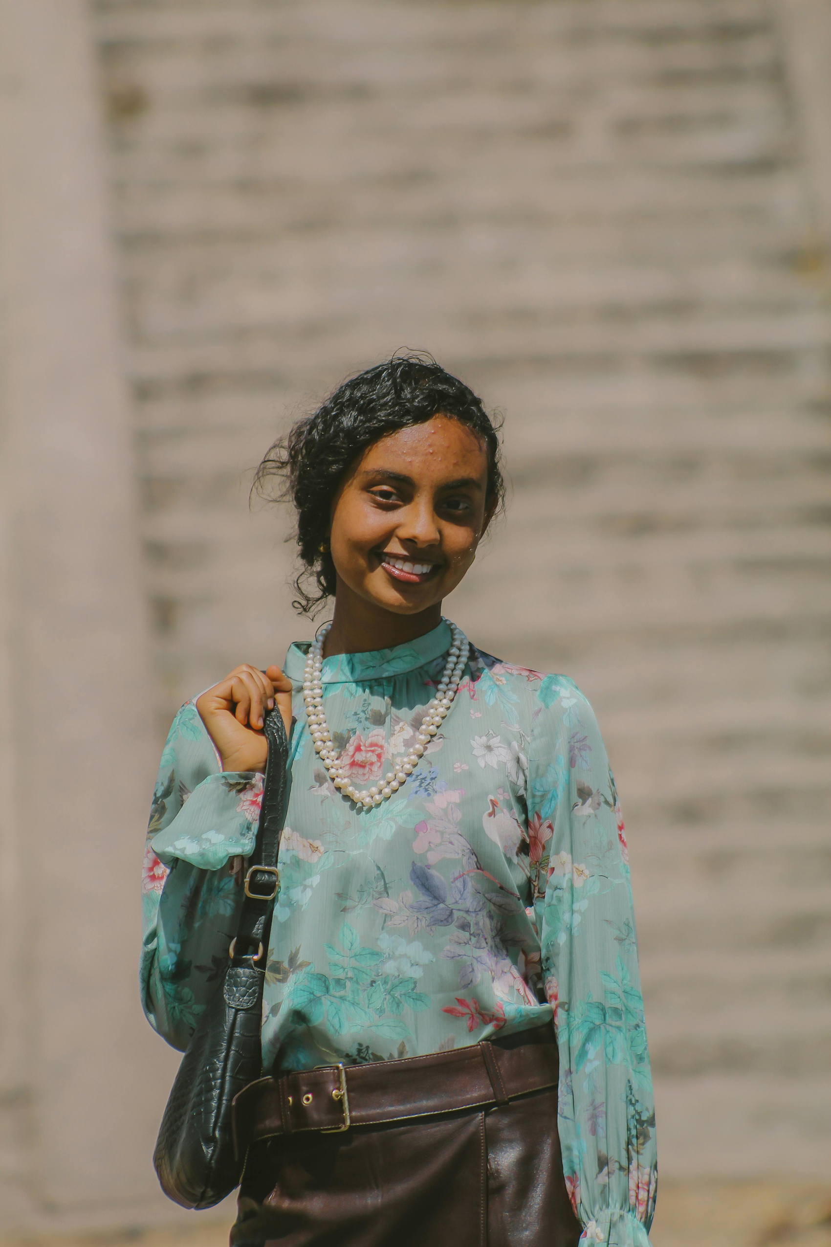 一组埃塞俄比亚美女户外照片