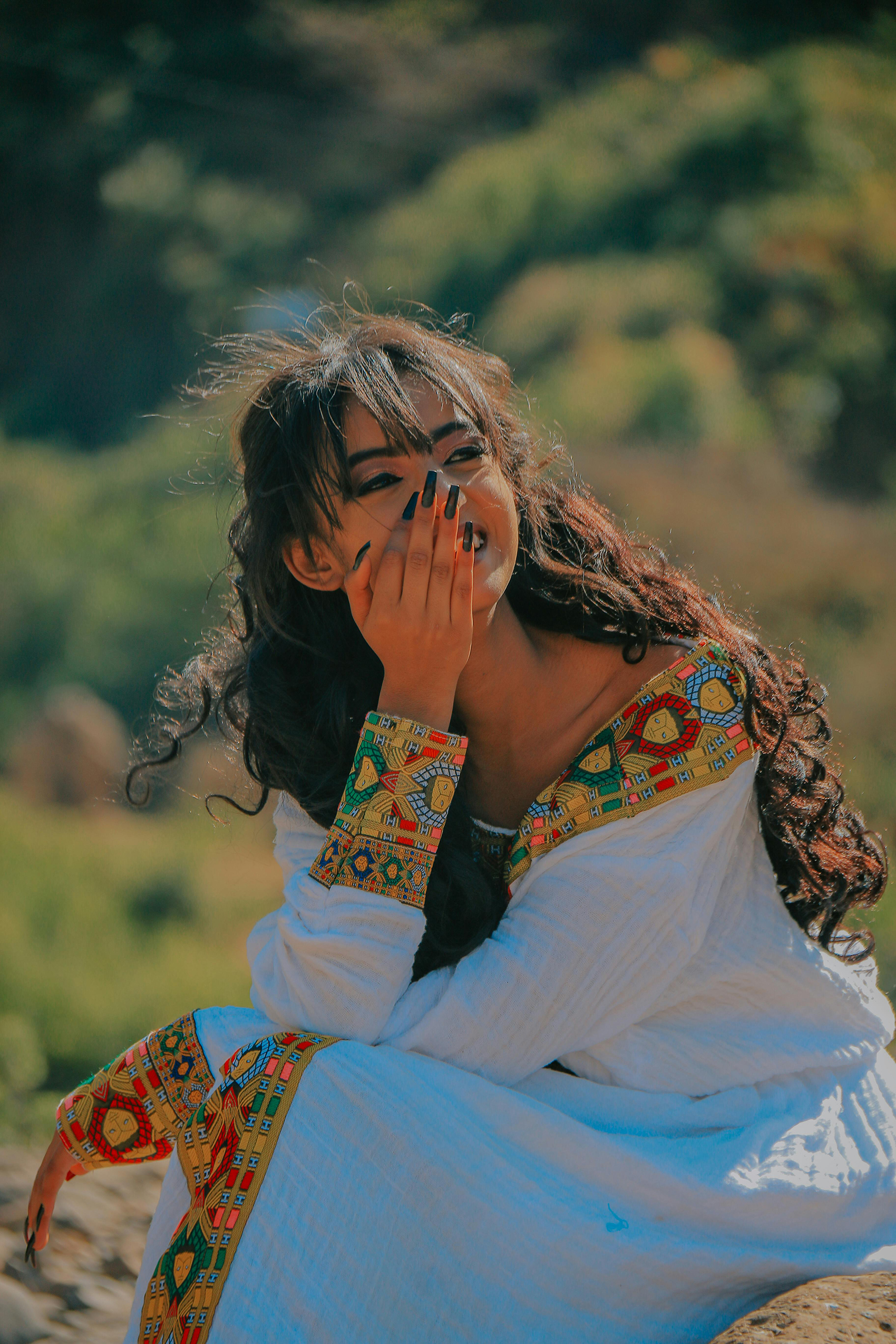 一组埃塞俄比亚美女户外照片