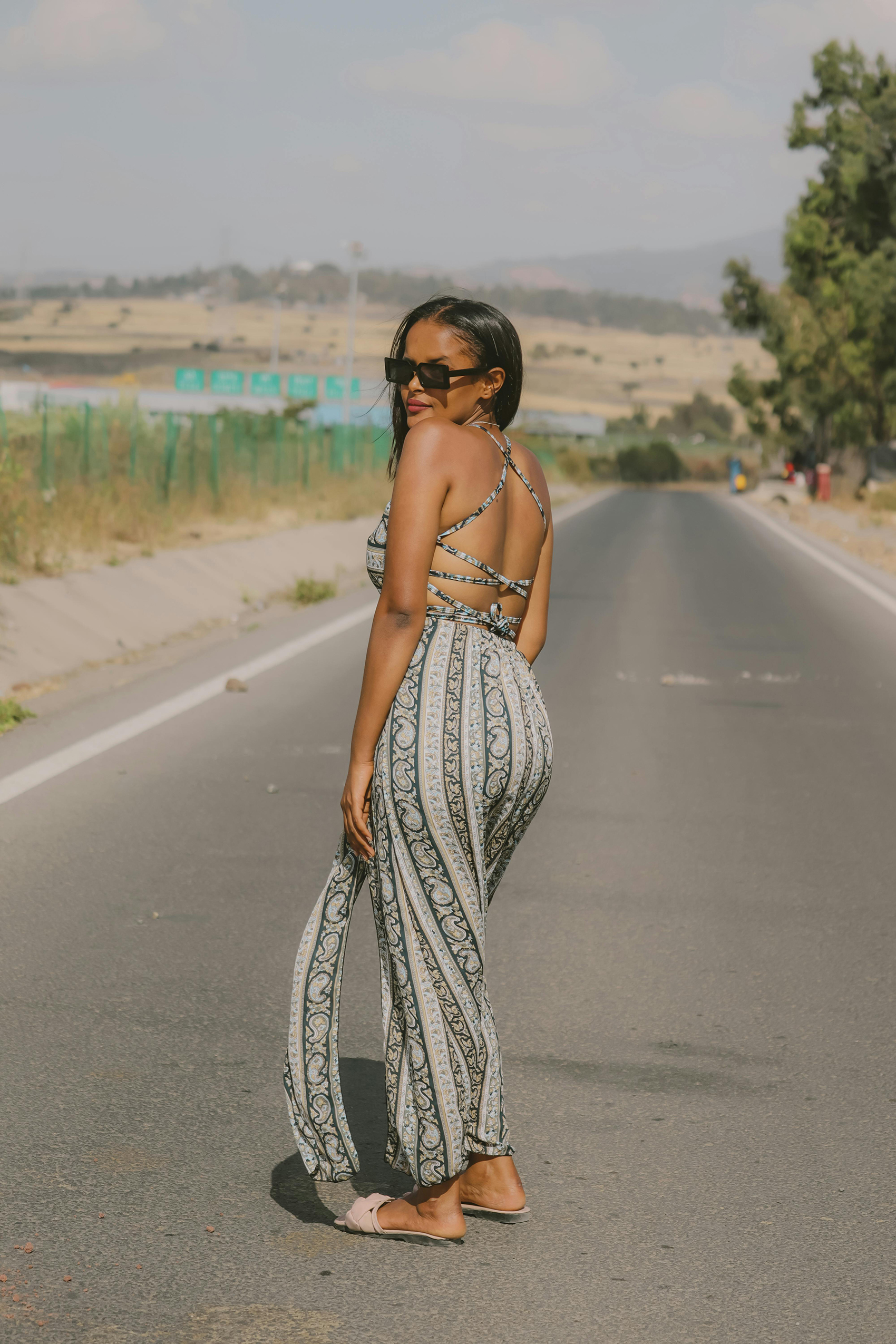 一组埃塞俄比亚美女户外照片