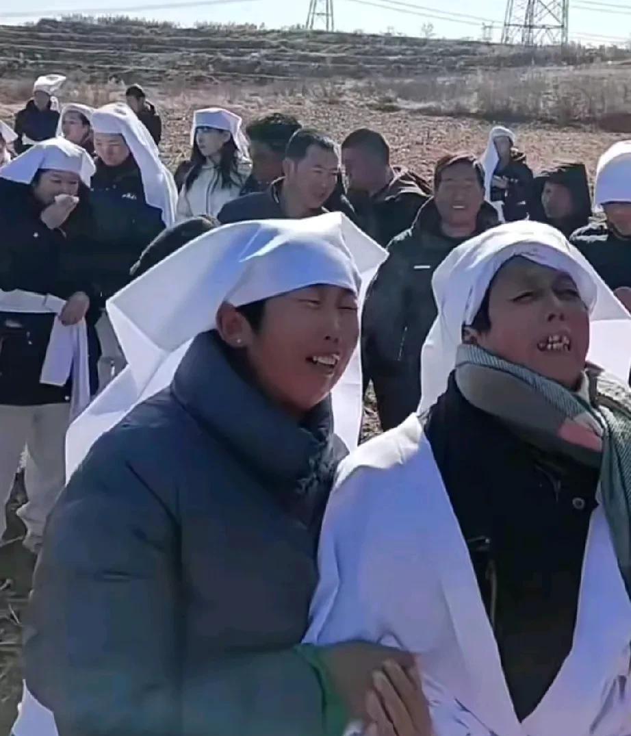 乡野农哥叔叔葬礼上,哭的最厉害的就是傻大妮和堂姐,大妮双手挽着堂姐