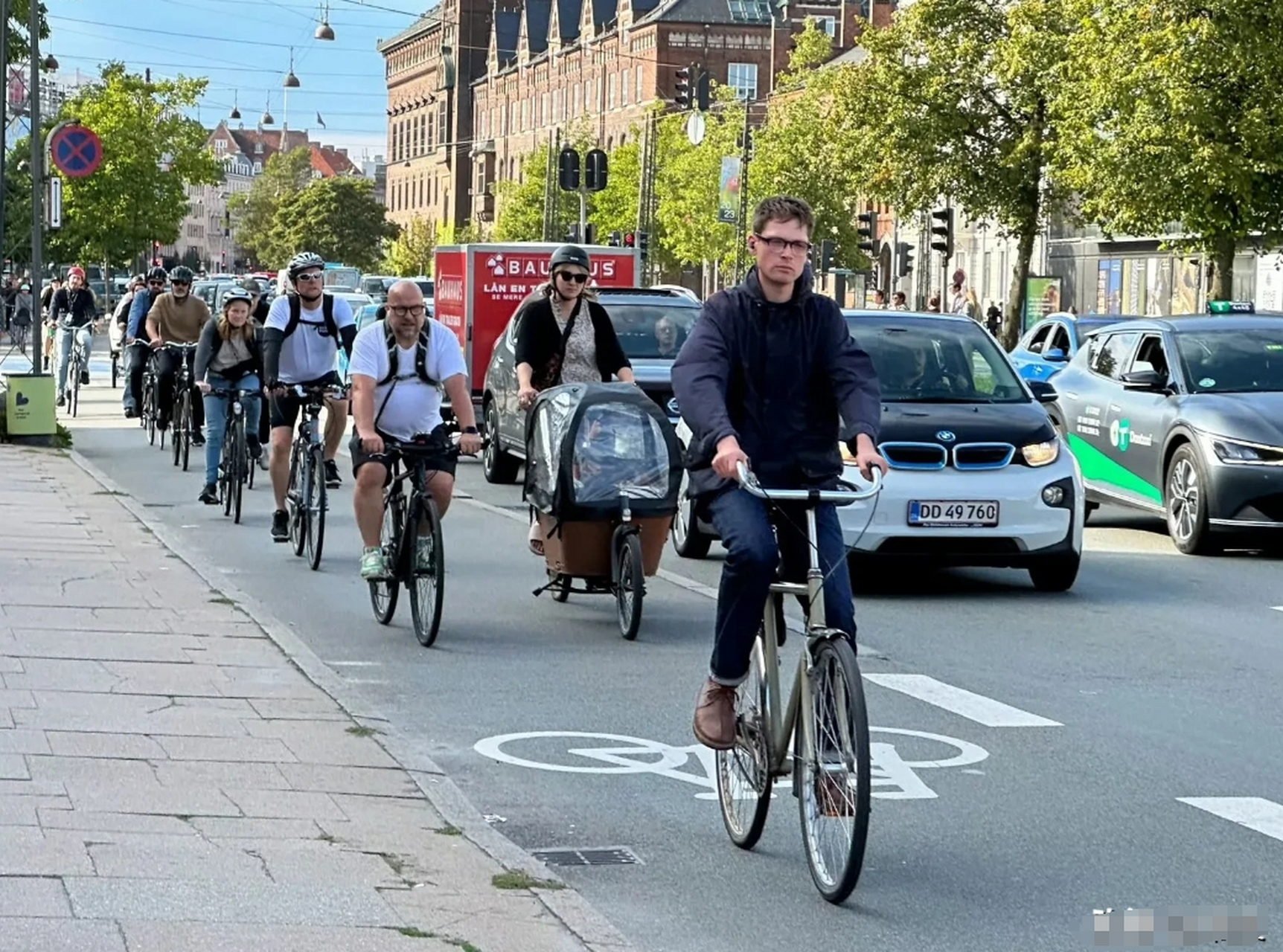 小时候看鸡汤文觉得荷兰人真环保,不开车却骑自行车上下班.