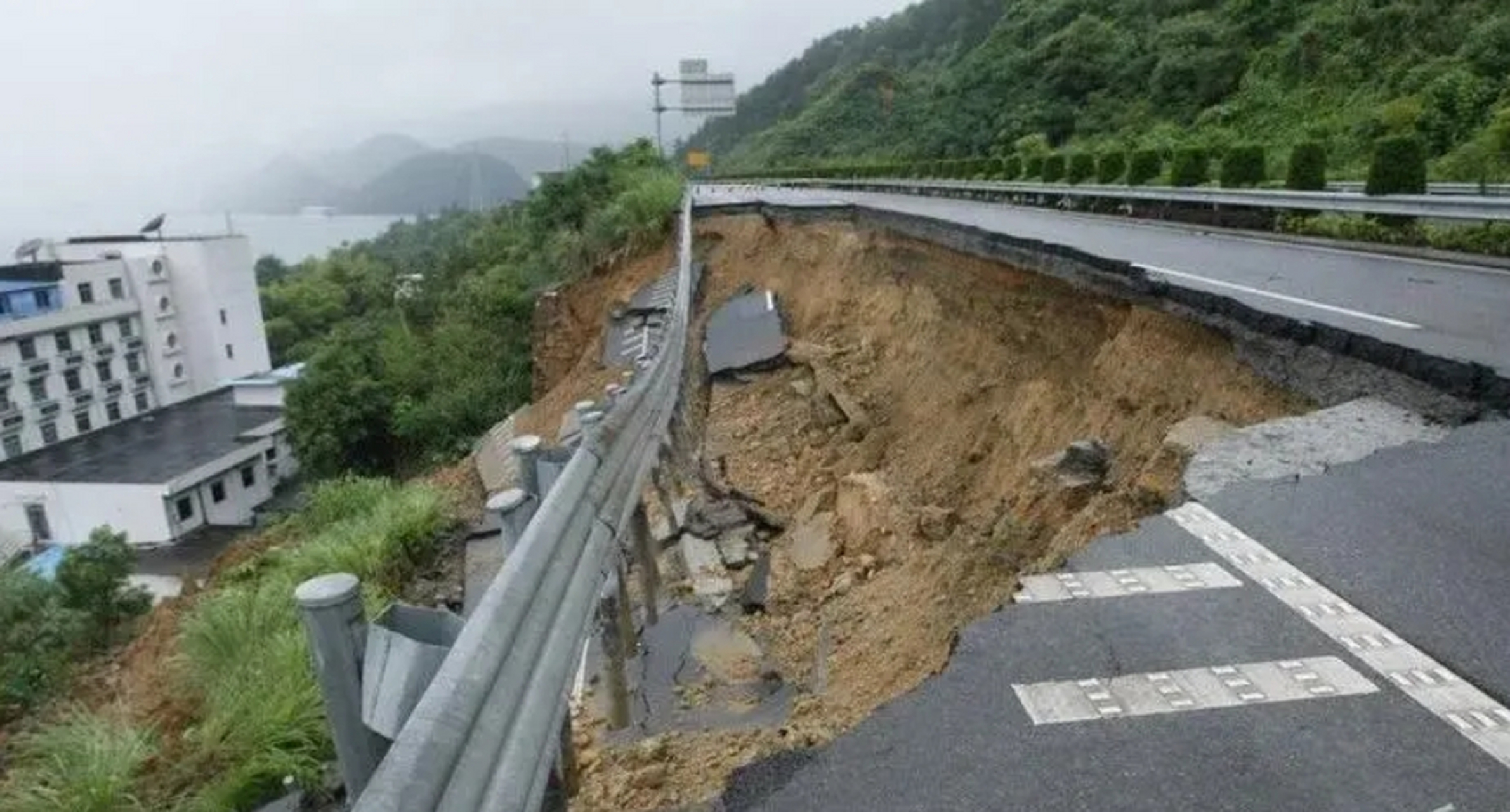 跑高速的时候遇到下雨天,先去服务区躲一躲,睡个