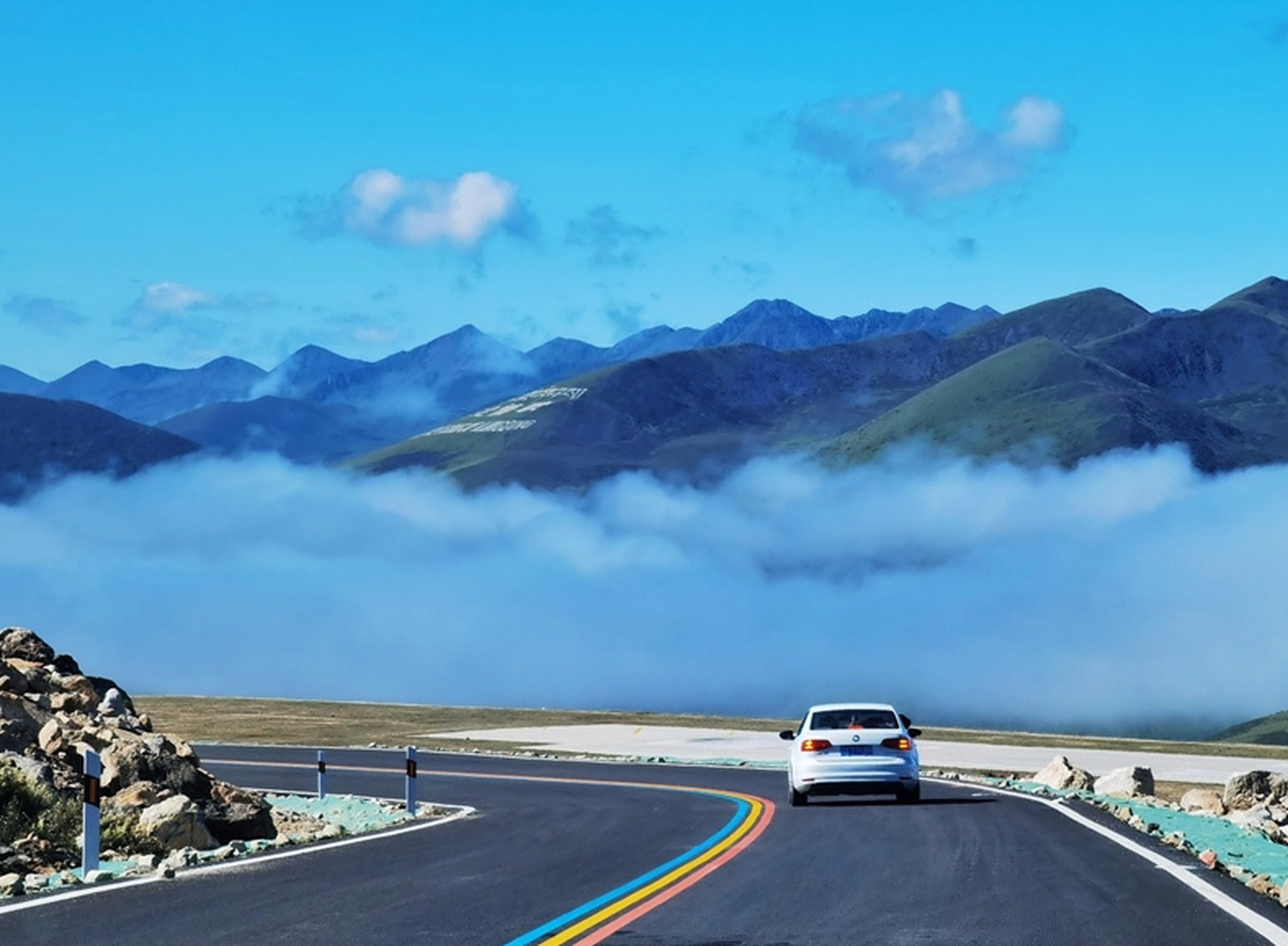 走到哪里吃当地特色,你就打听打听,出租车司机喜欢到哪里吃就行.