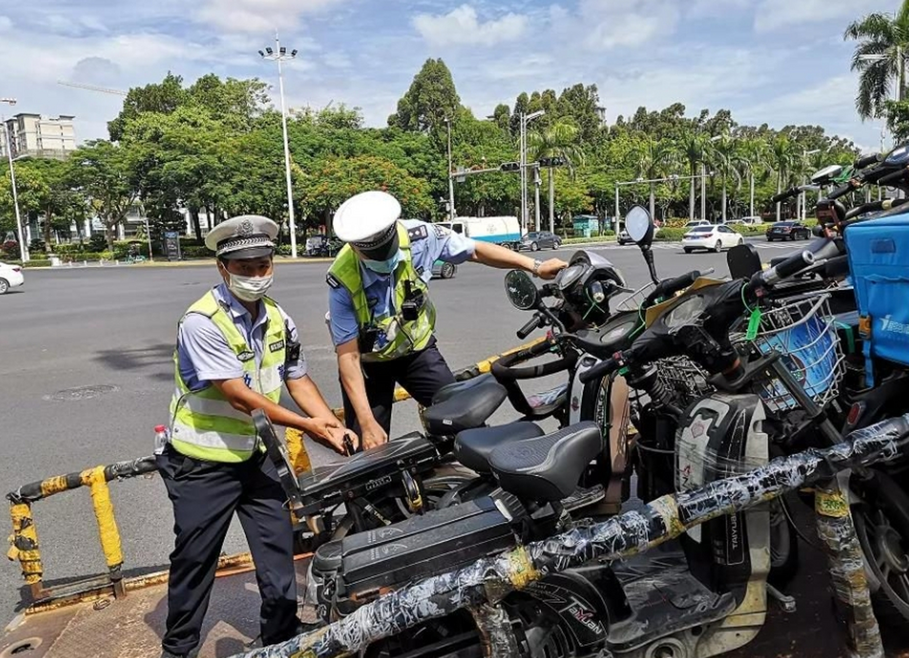 交警查电动车图片真实图片