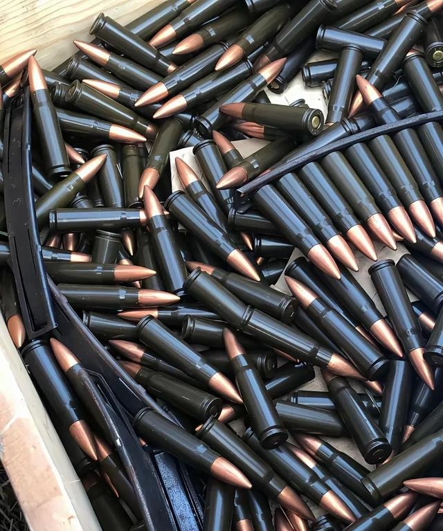 晚上七点多窝在书房,键盘上全是吃薯片留下的指纹