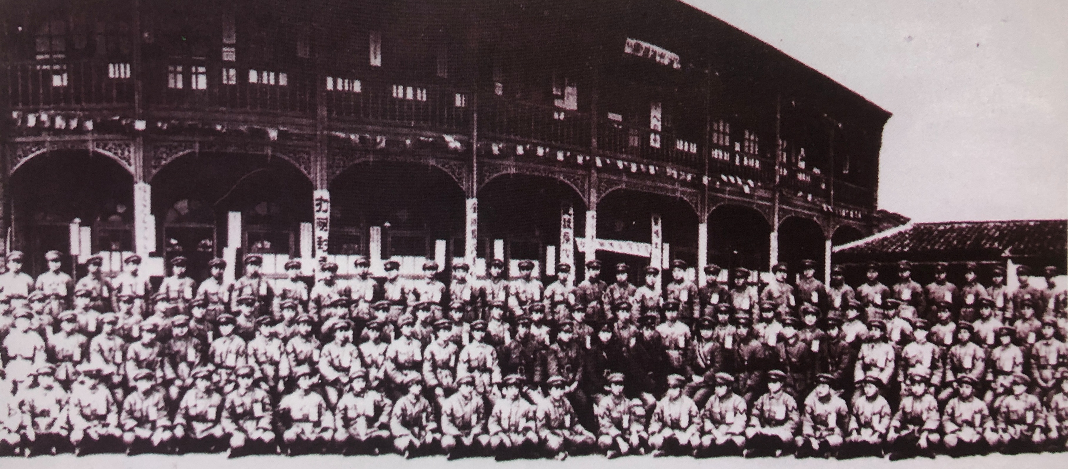 动态夏日征集令# 1927年2月黄埔军校武汉分校女生大队合影