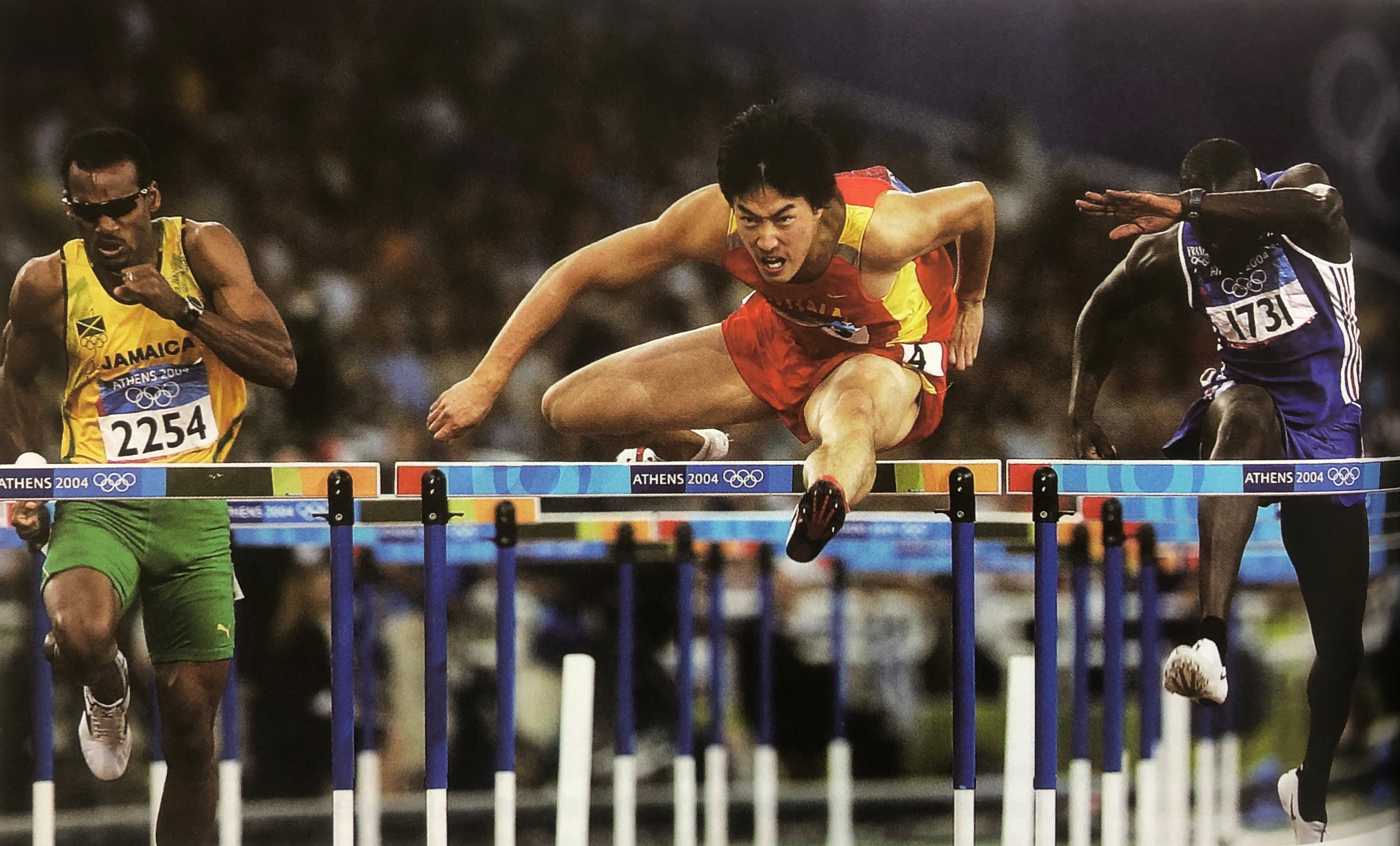 2004年8月27日中国选手刘翔在雅典奥运会男子110米栏决赛中夺得金牌