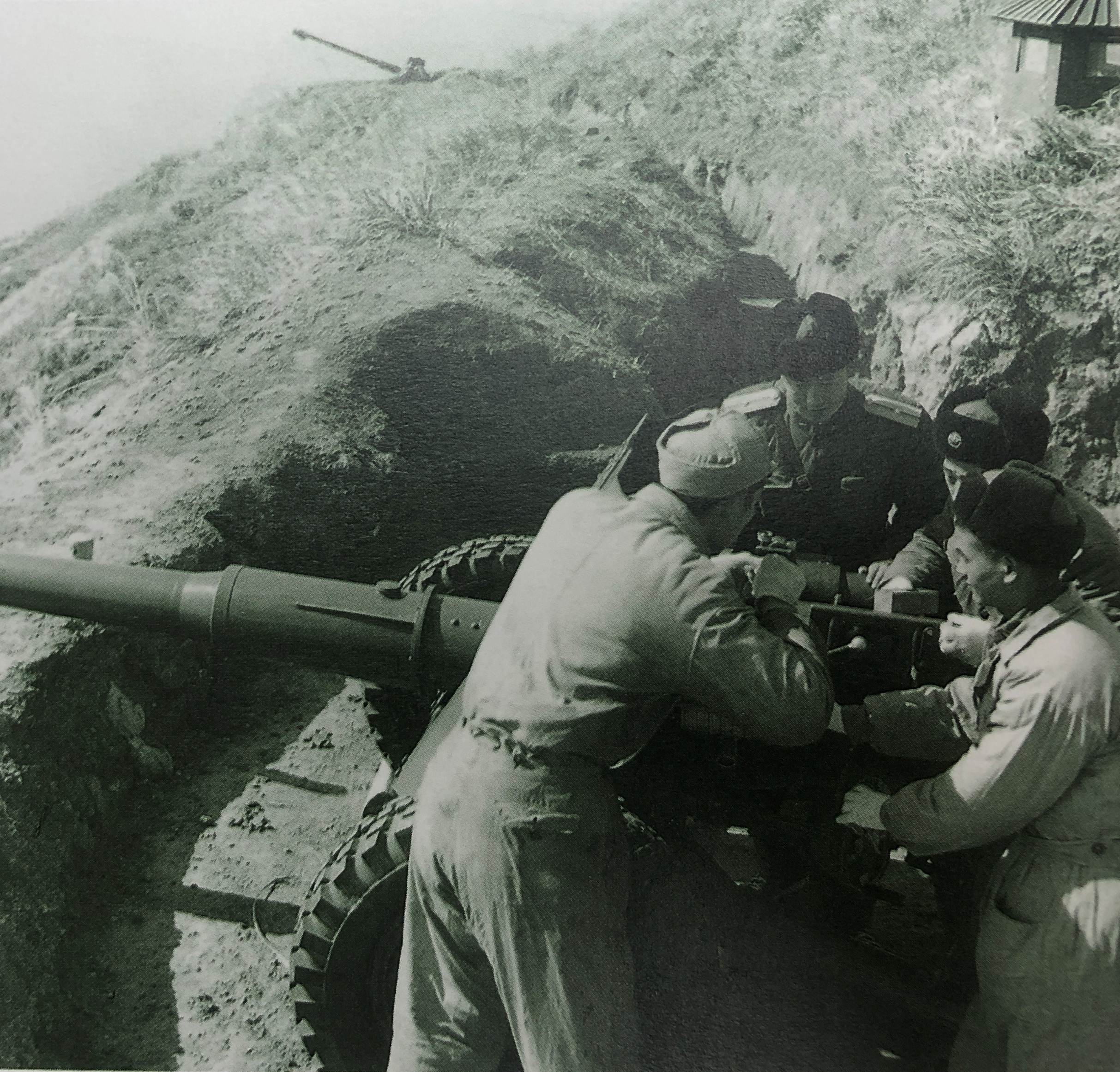 50年代军械维修人员在阵地上检修火炮#点赞人民军队