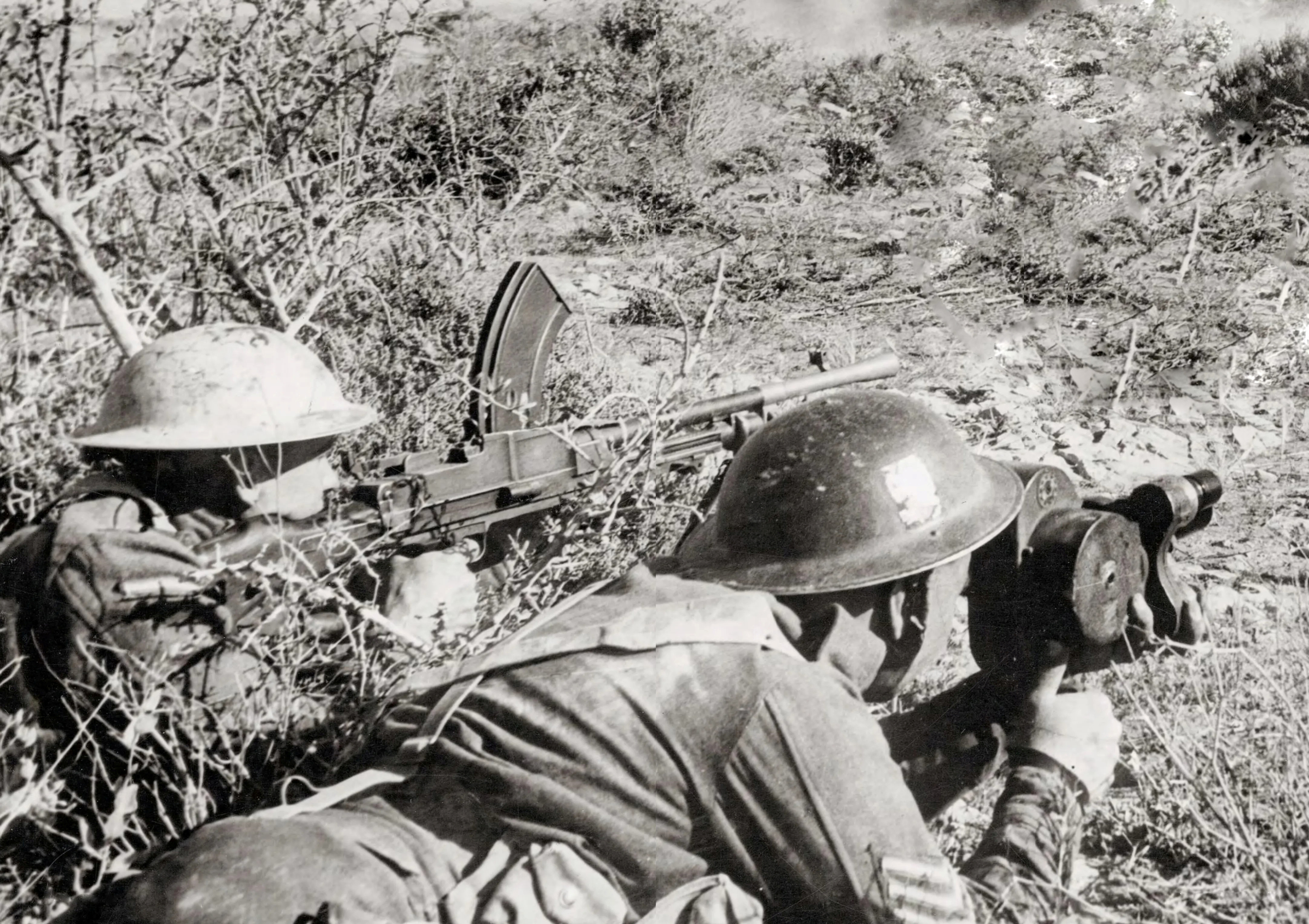 1942年6月英国前线摄影师在北非利比亚某处拍摄作战场