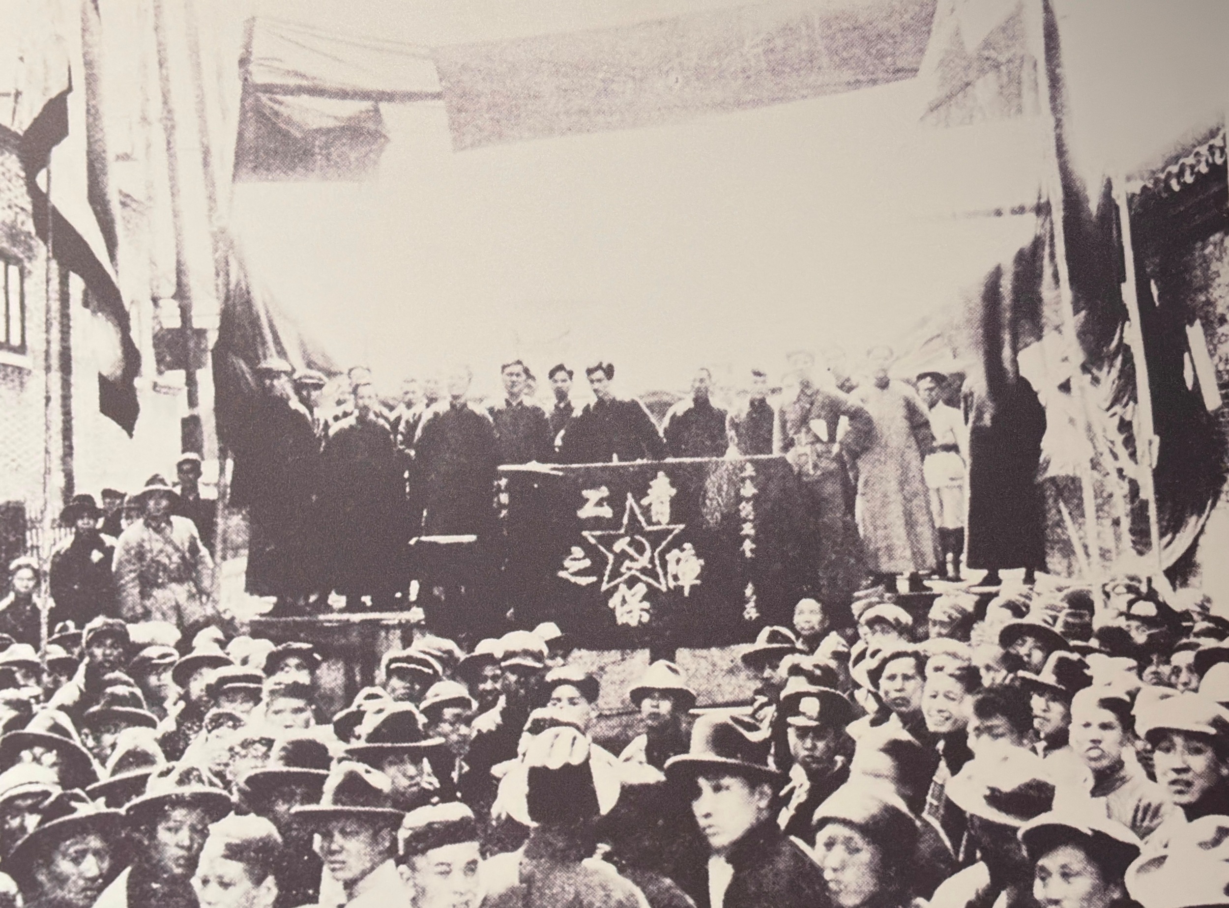 上海工人第三次武装起义胜利后,上海总工会组织了2700人的工人纠察队