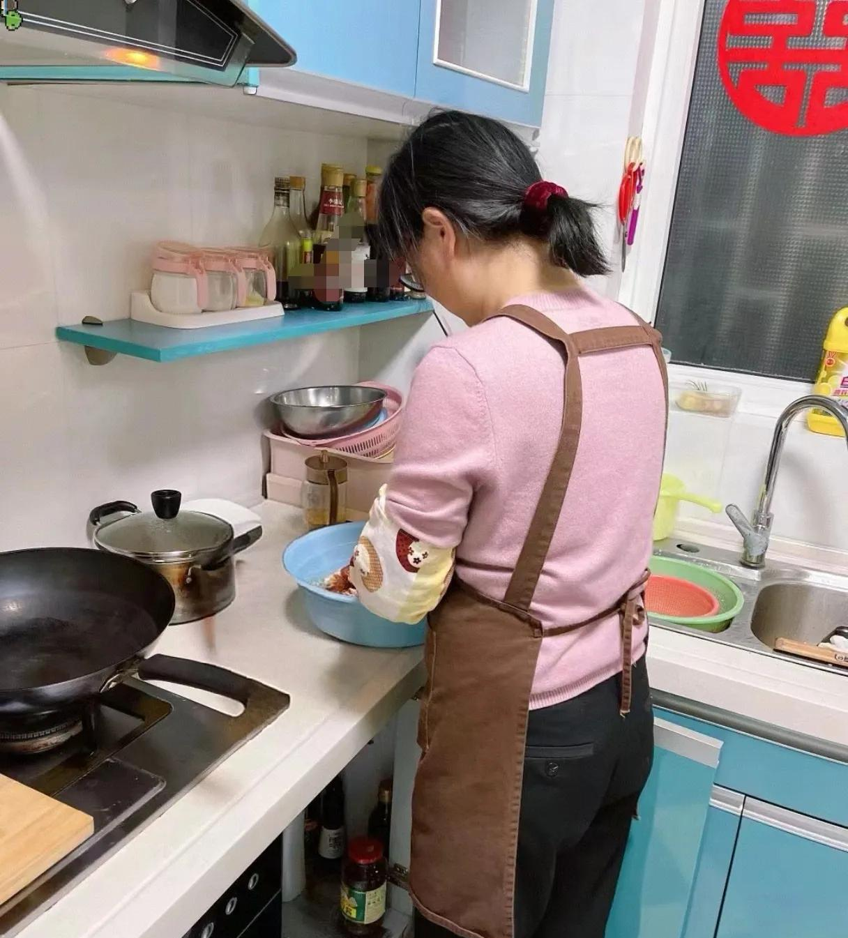 老公一个人挣钱辛苦,我就想着孩子都住校去了我一个人在家也没啥事,想