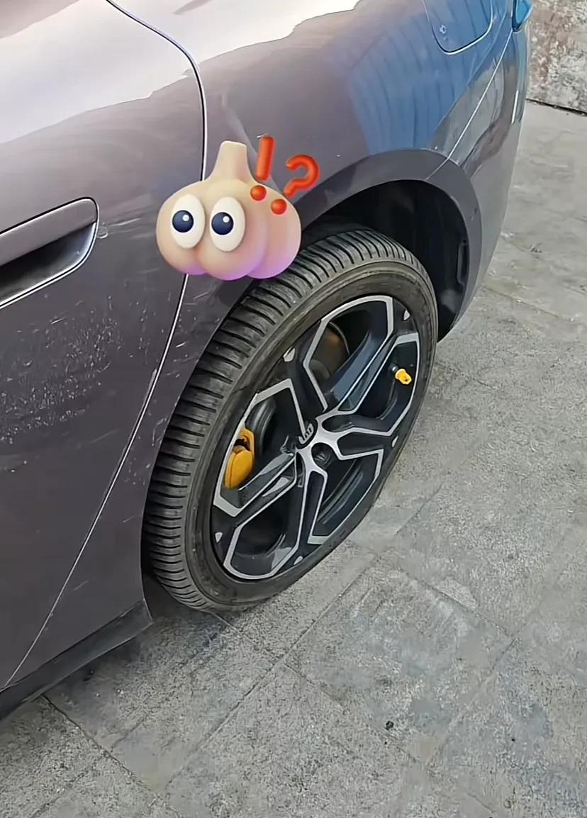 广东阳江,车主在高速服务站停车上厕所,回来时却发现自己的胎压异常