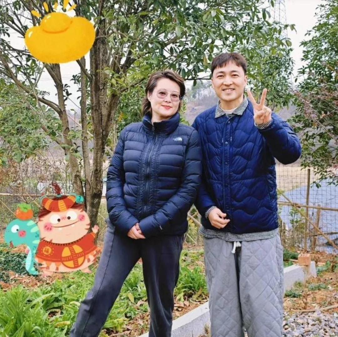 袁立和三婚老公在湖南农村过年,身材发福老了不少,51岁仍风采依旧