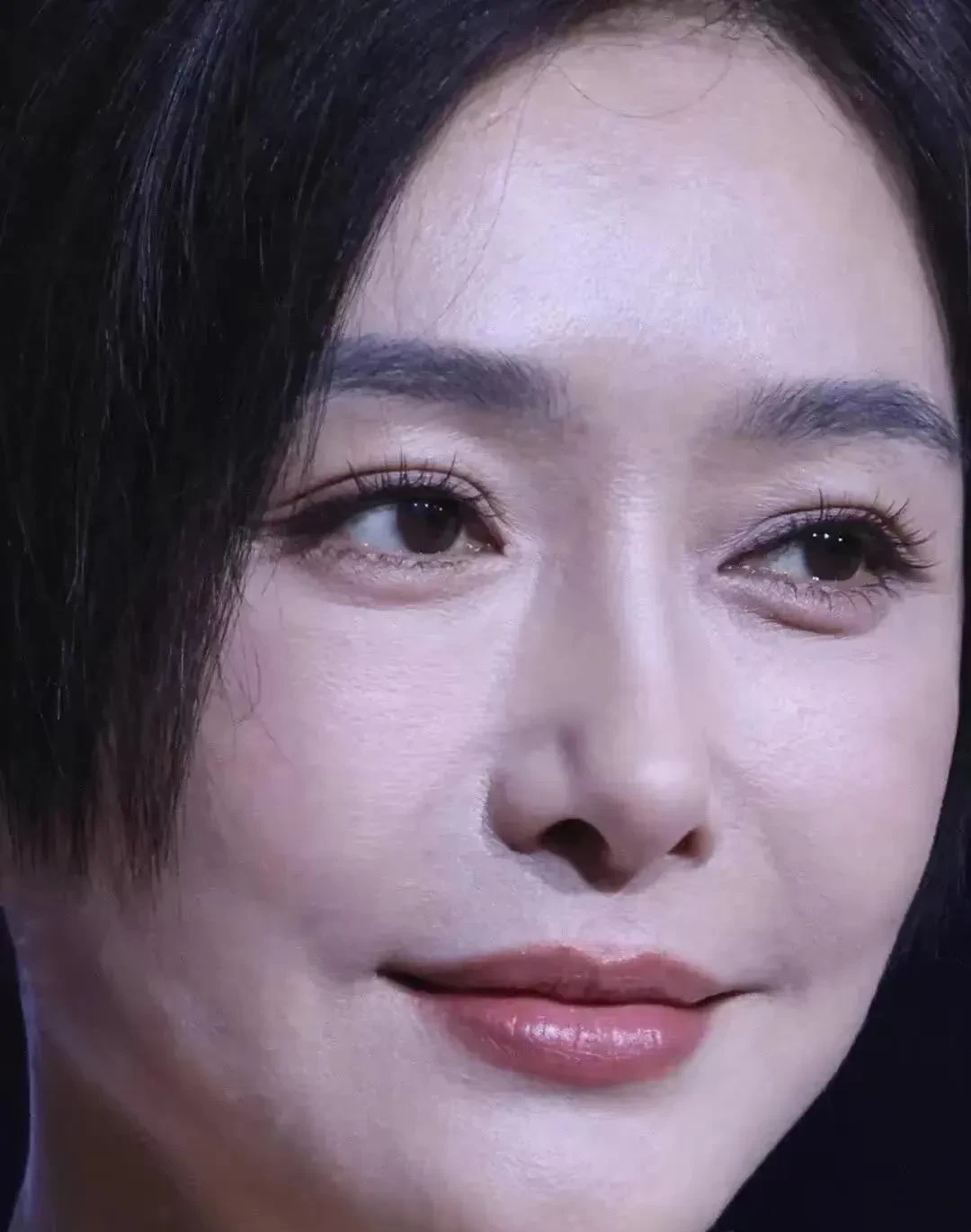 你瞧瞧秦岚的怼脸拍, 皮肤细腻白皙