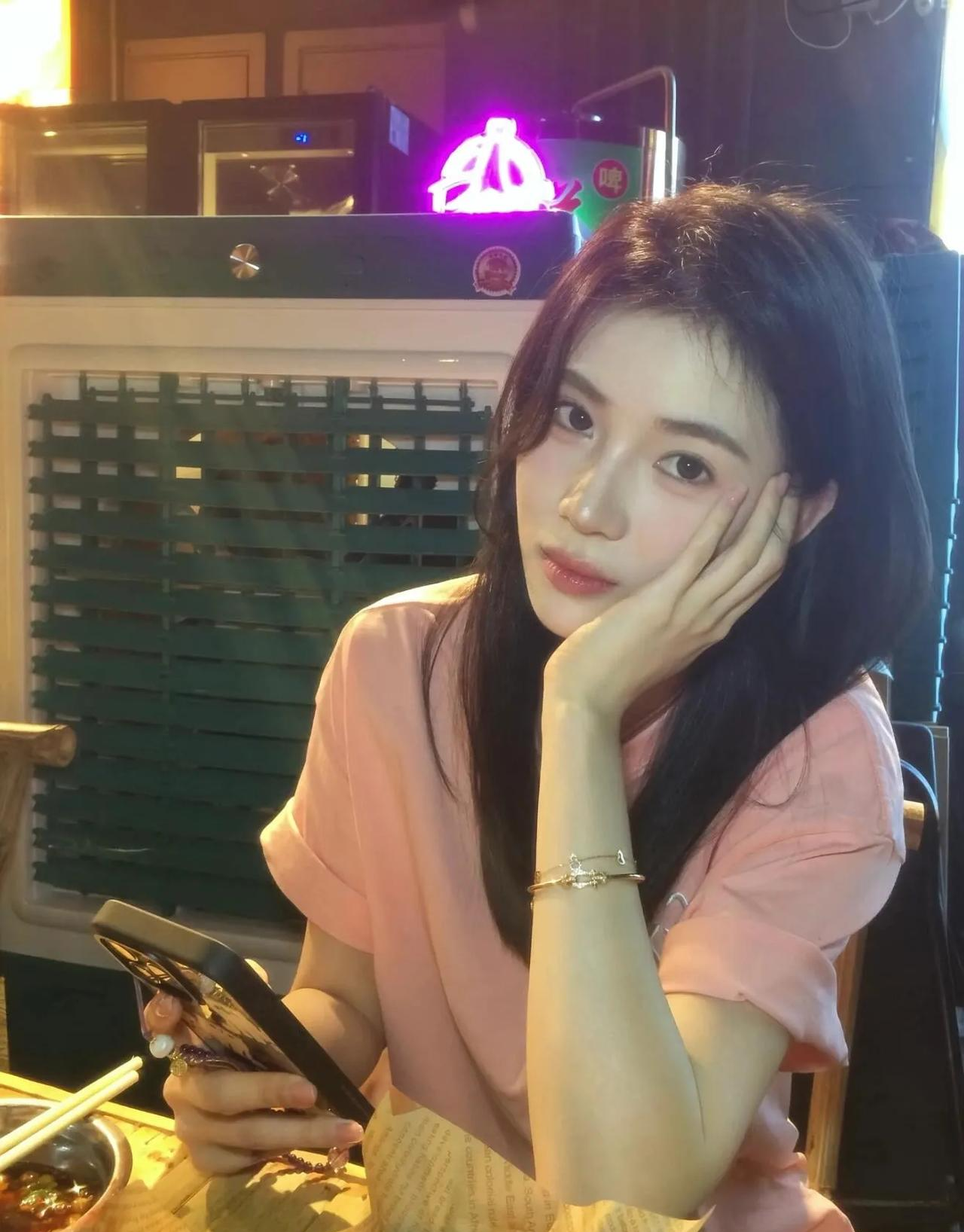 近日, 国乒女队小将王添艺, 在社交平台晒出一组照片