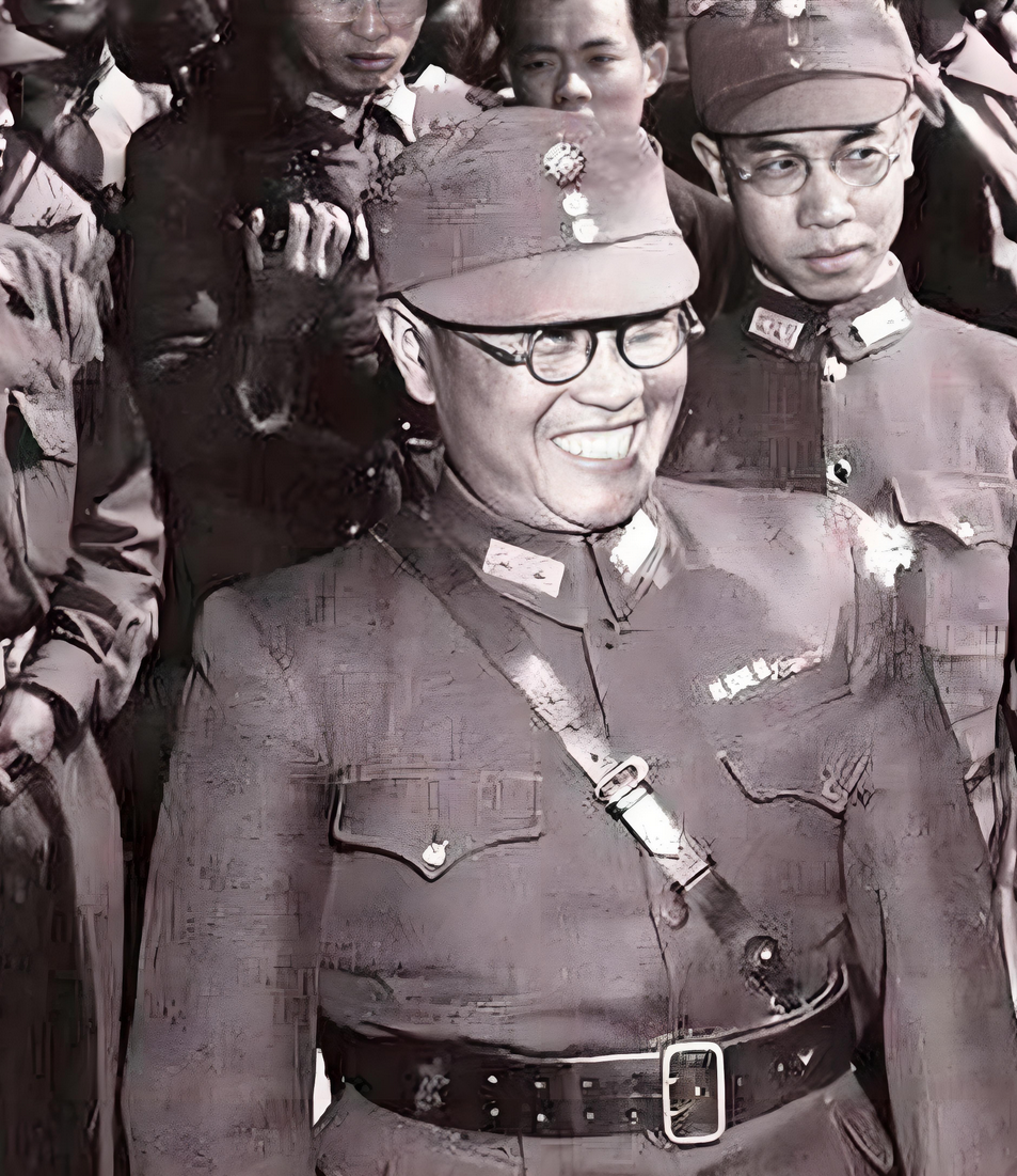 1945 年初秋的黄昏,廖耀湘站在南京城外的小渔村前,思绪飘回到八年前