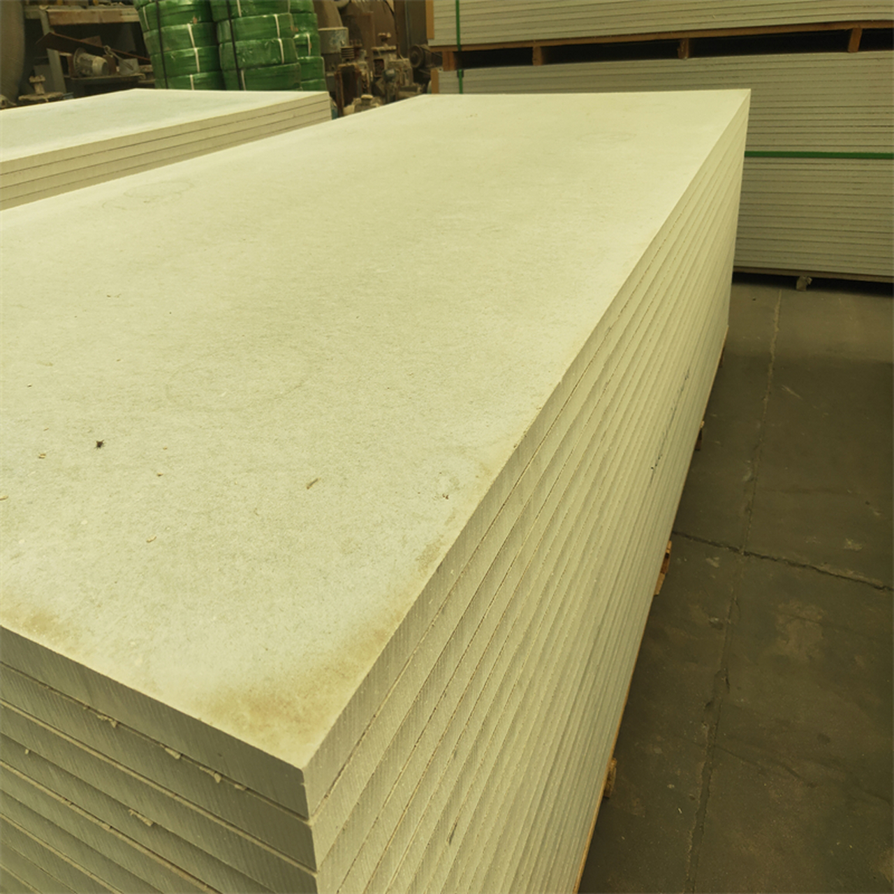 玻镁板也被叫做防火板,是由硅质材料(比如石英粉,粉煤灰,硅藻土等)