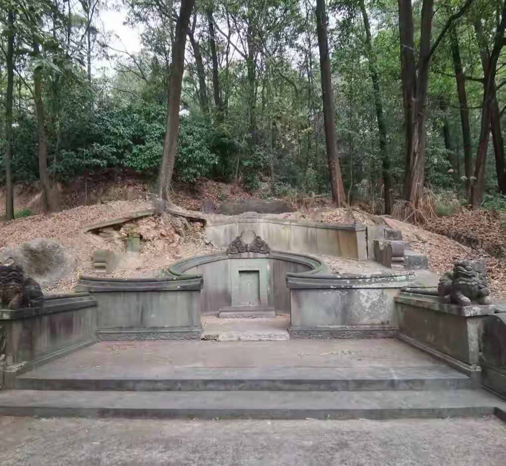 广东山顶上发现一座清代古墓,靠近一看,墓碑上刻着圣母吴恭人,原来是