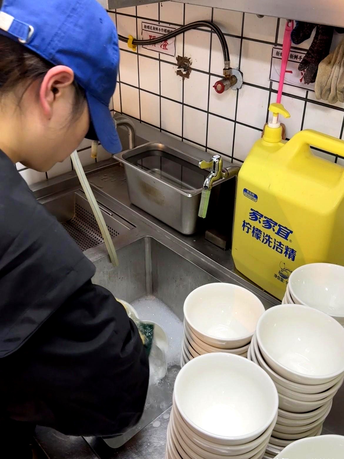 闺女高考一完,就直接扎进餐馆后厨洗碗,足足三十天没休息. 今天工资发