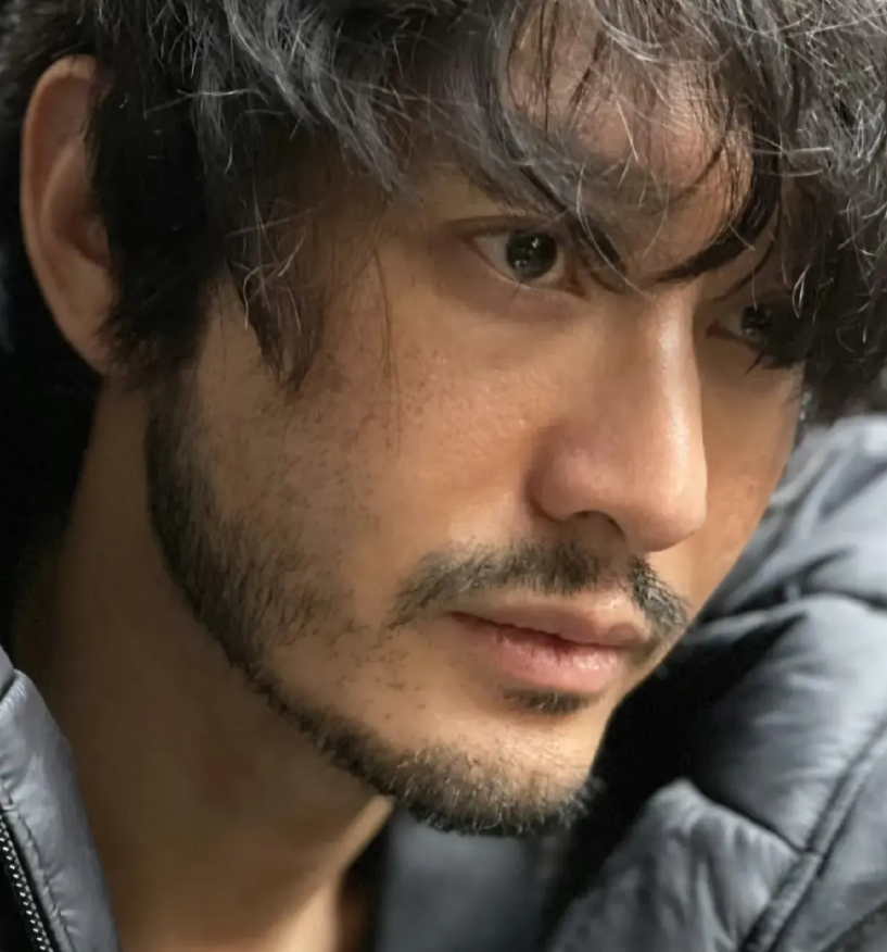 黄晓明以前多爱干净一个人, 现在胡子不刮头发不理的, 难道是为了新