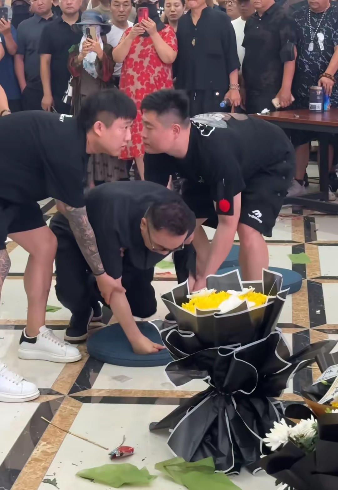 哭的最猛的最戳人心的就是杨老三了,几次差点晕过去的感觉,就没见杨议
