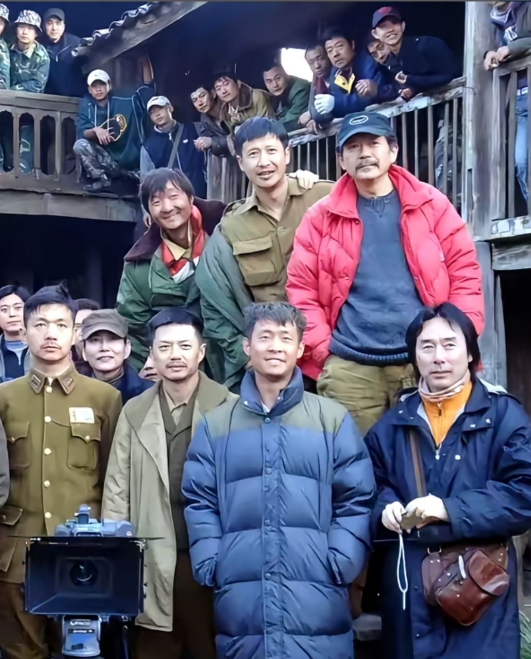 这是2008年电视剧《我的团长我的团》刚开机后不久,演员的一张合影.