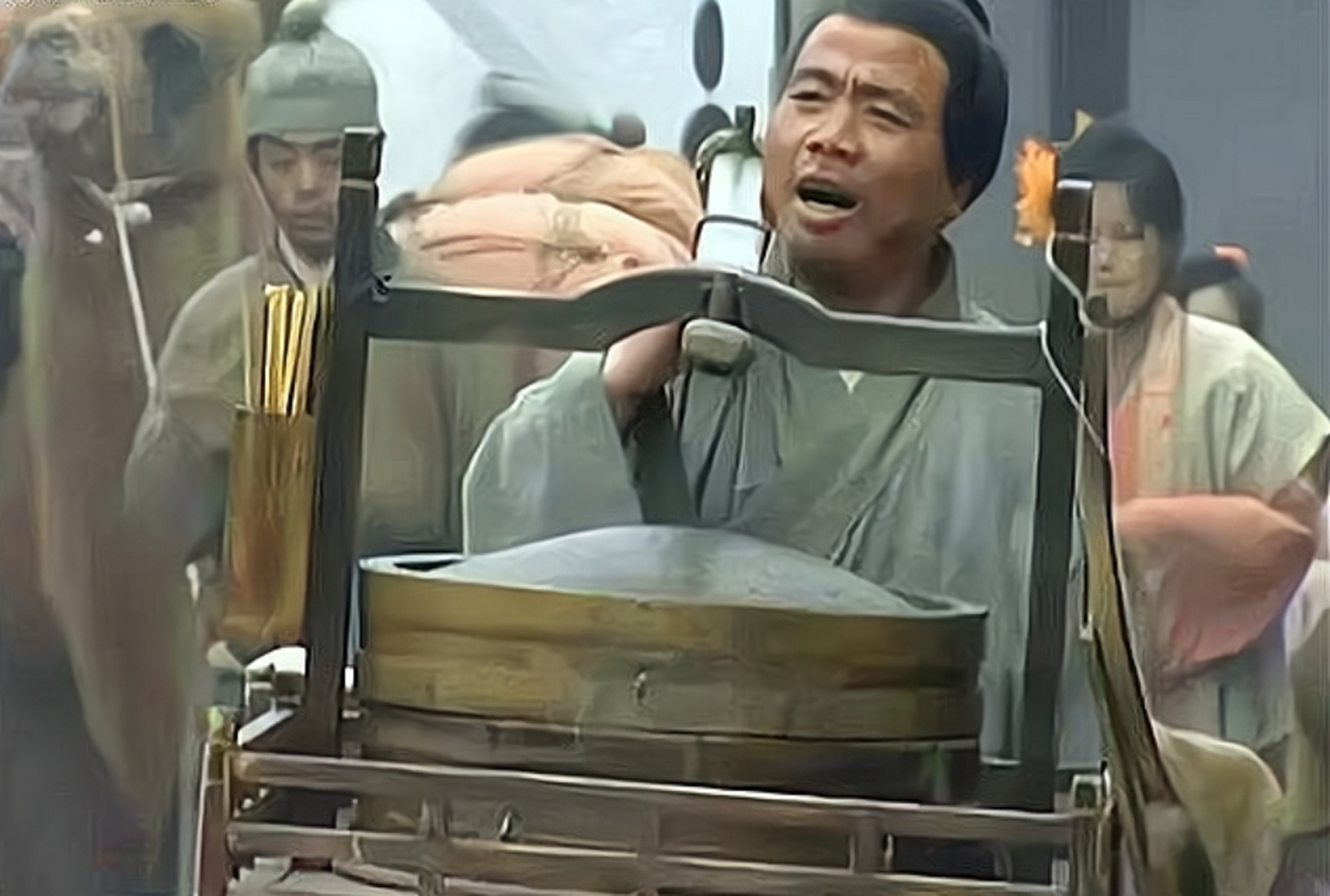 动态连更挑战# 为什么武大郎衣服上,右肩膀的位置有块布?