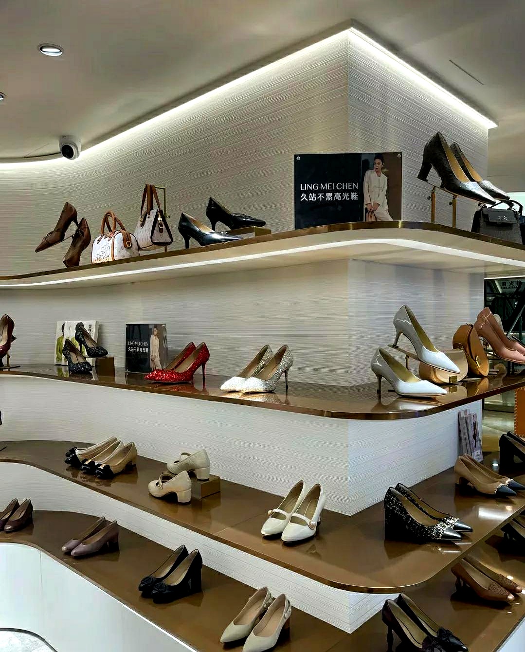 今天我们一起去逛街,我看到一双喜欢的鞋,要288块钱