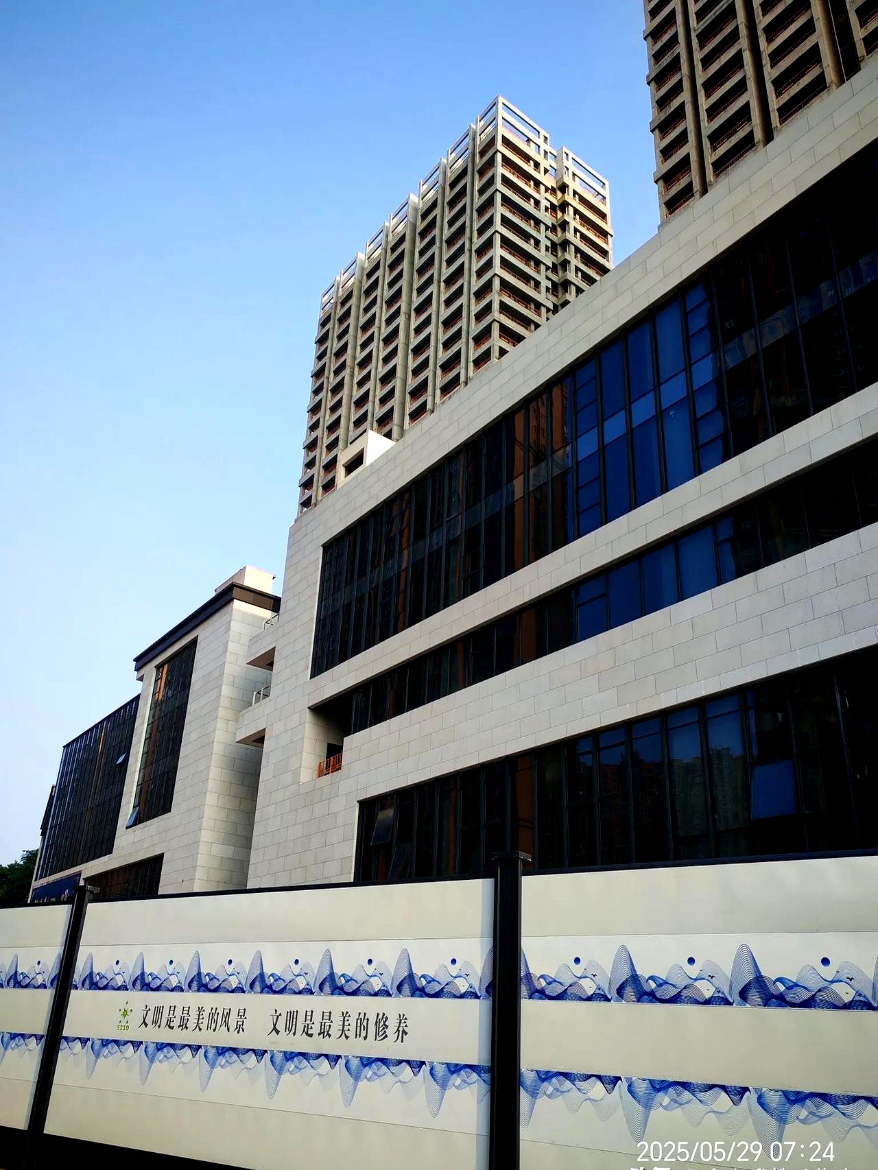 宜昌一个在建商业广场项目疑似停工未来走向成谜