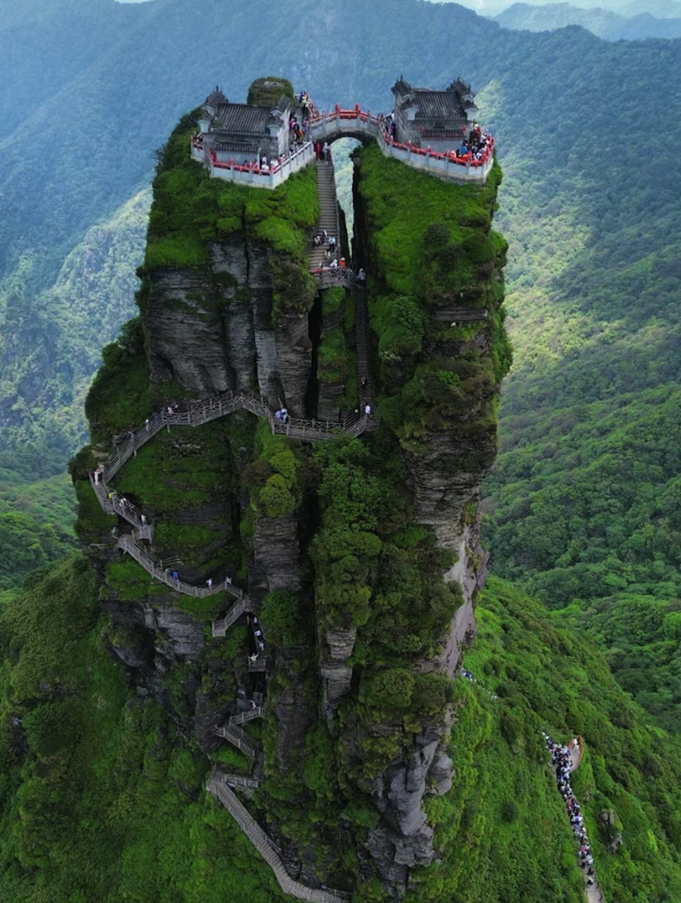 梵净山介绍 梵净山,海拔2572米,位于贵州省铜仁市,是武陵山脉的主峰.