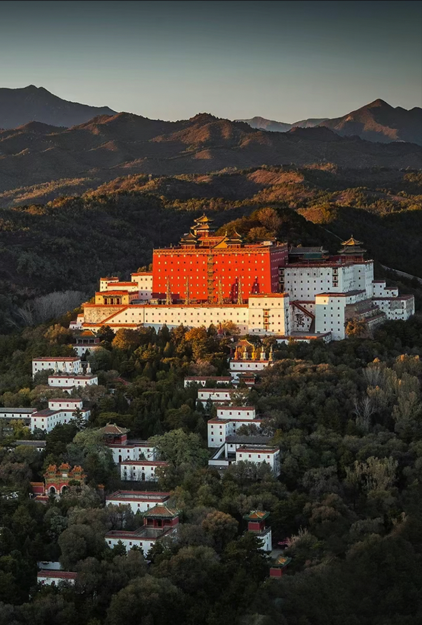 承德避暑山庄介绍 承德避暑山庄,又称"承德离宫"或"热河行宫",位于