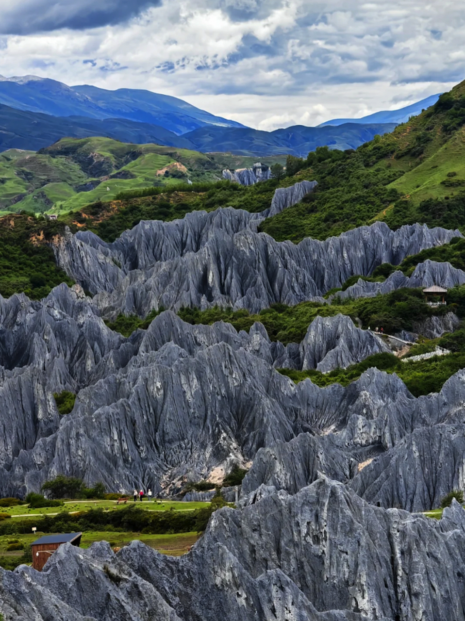 墨石公园介绍 墨石公园位于四川省甘孜州道孚八美镇,是世界地质奇观和