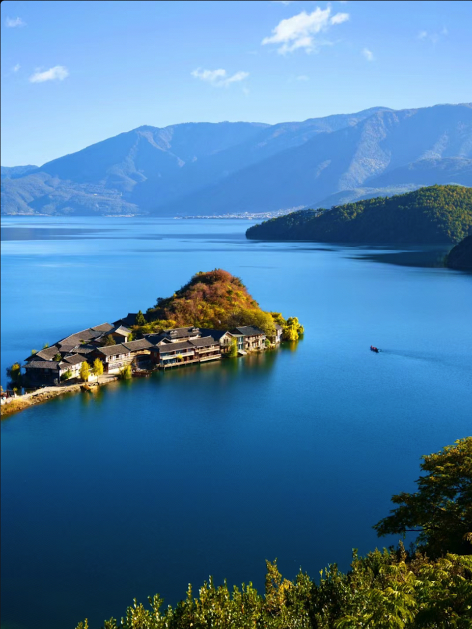 泸沽湖位于四川省凉山州盐源县与云南省宁蒗县交界处,为川滇共辖.