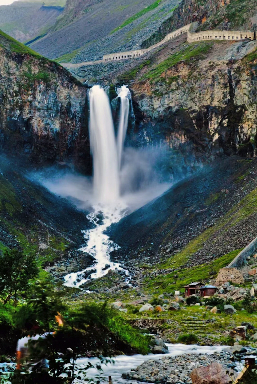 长白山,位于吉林省东南部,是欧亚大陆东缘最高山系,主峰白云峰海拔