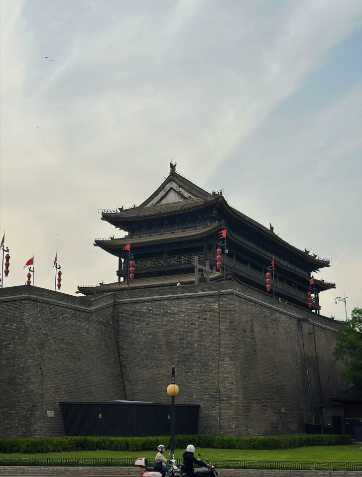 西安城墙介绍 景点概述: 西安城墙,也称西安明城墙,是中国现存规模最