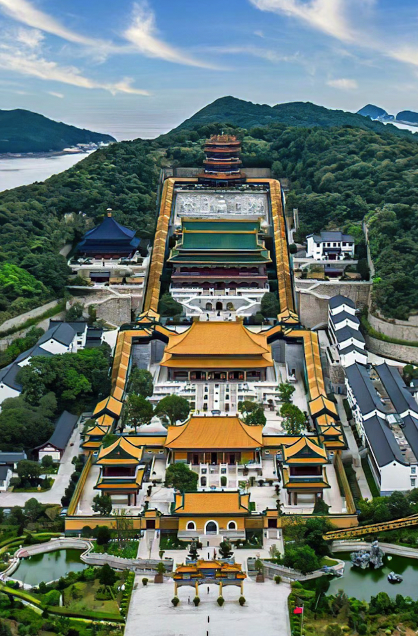 浙江普陀山,佛教名山,以其浓厚的宗教氛围和迷人的自然风光闻名于世.