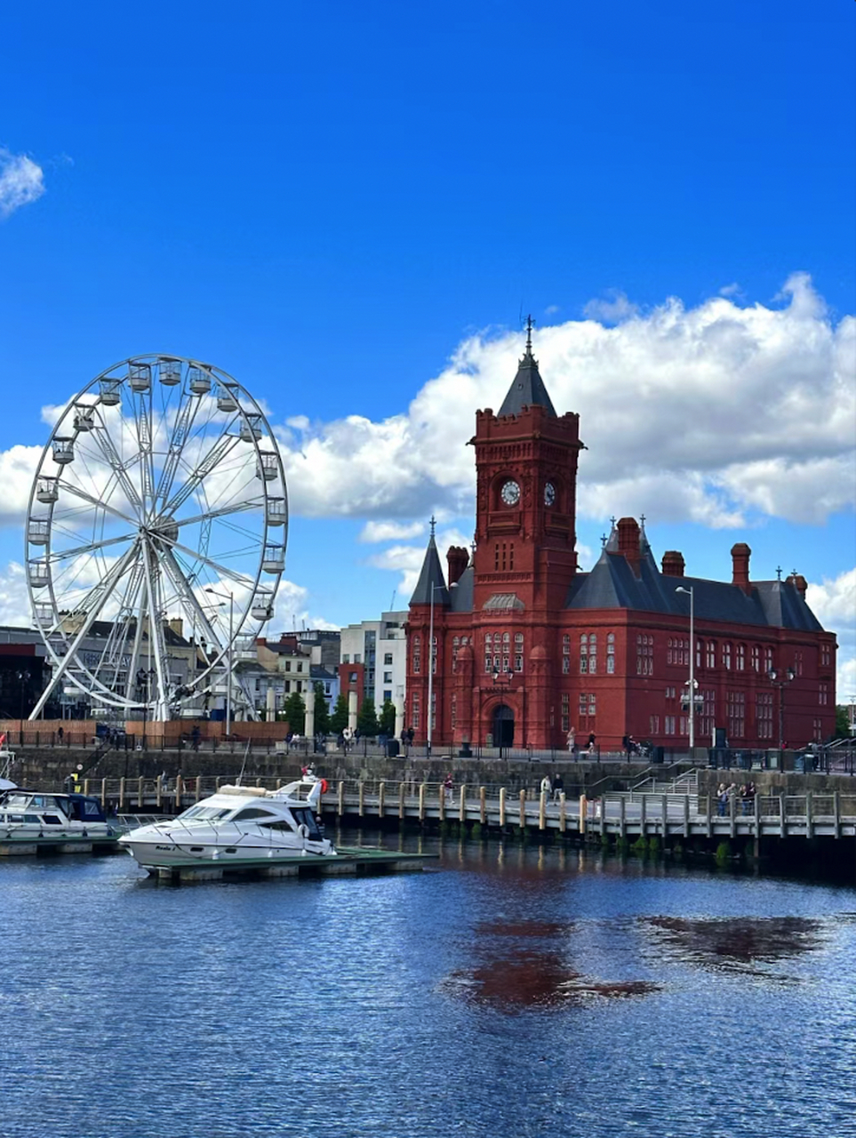 威尔士的卡迪夫,作为威尔士王国的首都,是一座融合了古老与现代的城市