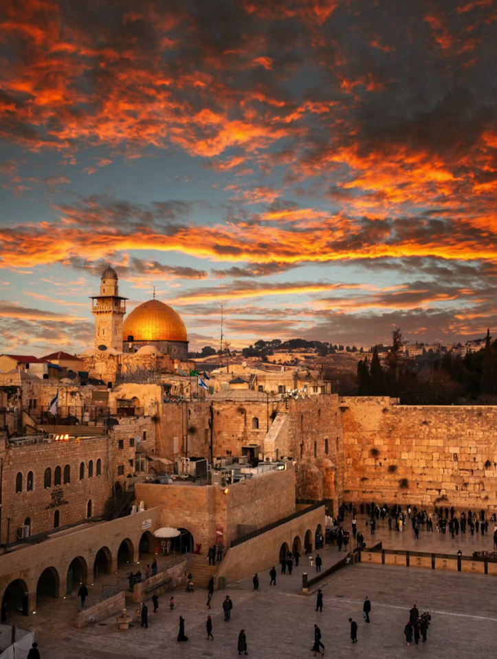 **宗教圣地之旅**:从耶路撒冷老城开始,参观犹太教的哭墙和圣殿山