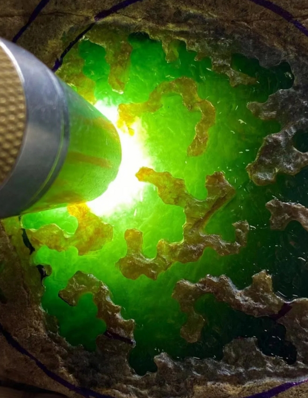 点击头像看直播# #翡翠原石# 绿色,是翡翠最为人称道的色彩,它如同