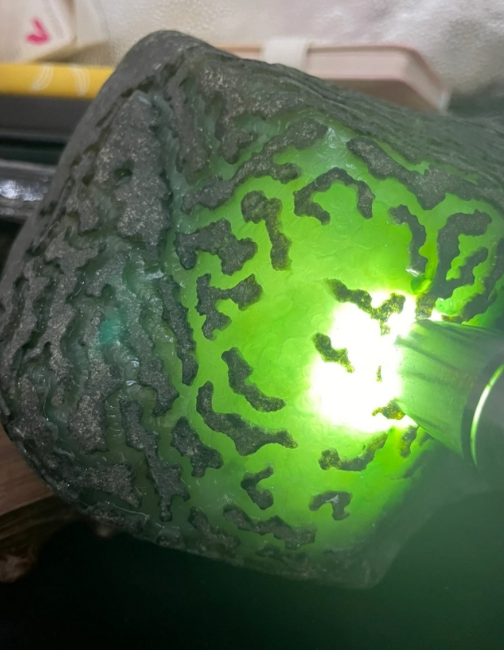 点击头像看直播# #翡翠原石# 裂纹的深浅程度,这更是考验我们眼力与