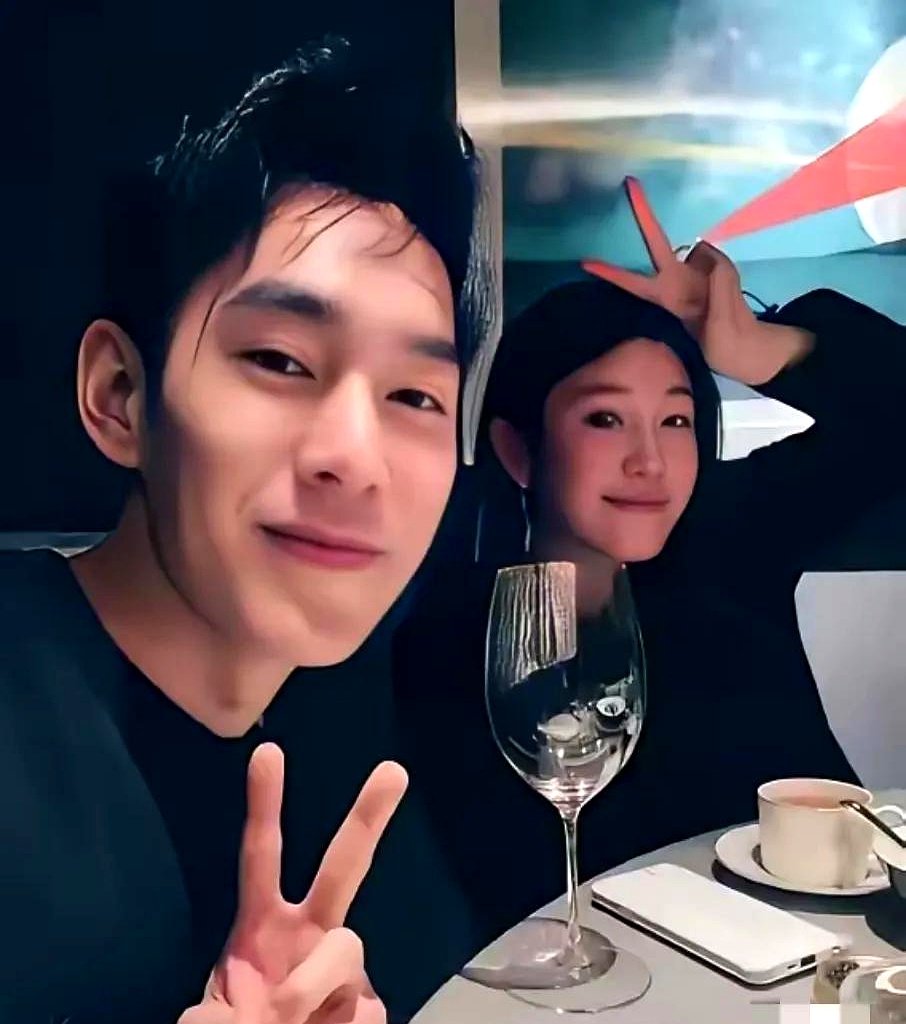 微头条:陈妍希与张书豪的亲密瞬间,背后隐藏的故事 在这个熙熙攘攘的