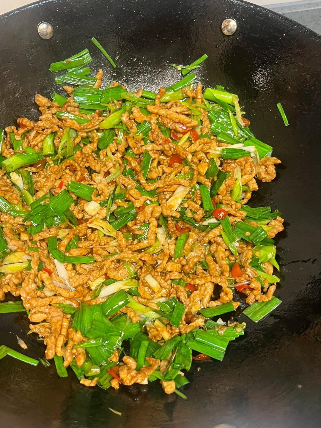 啊啊啊真的超好吃～ 又来做下饭菜啦蒜苗肉丝