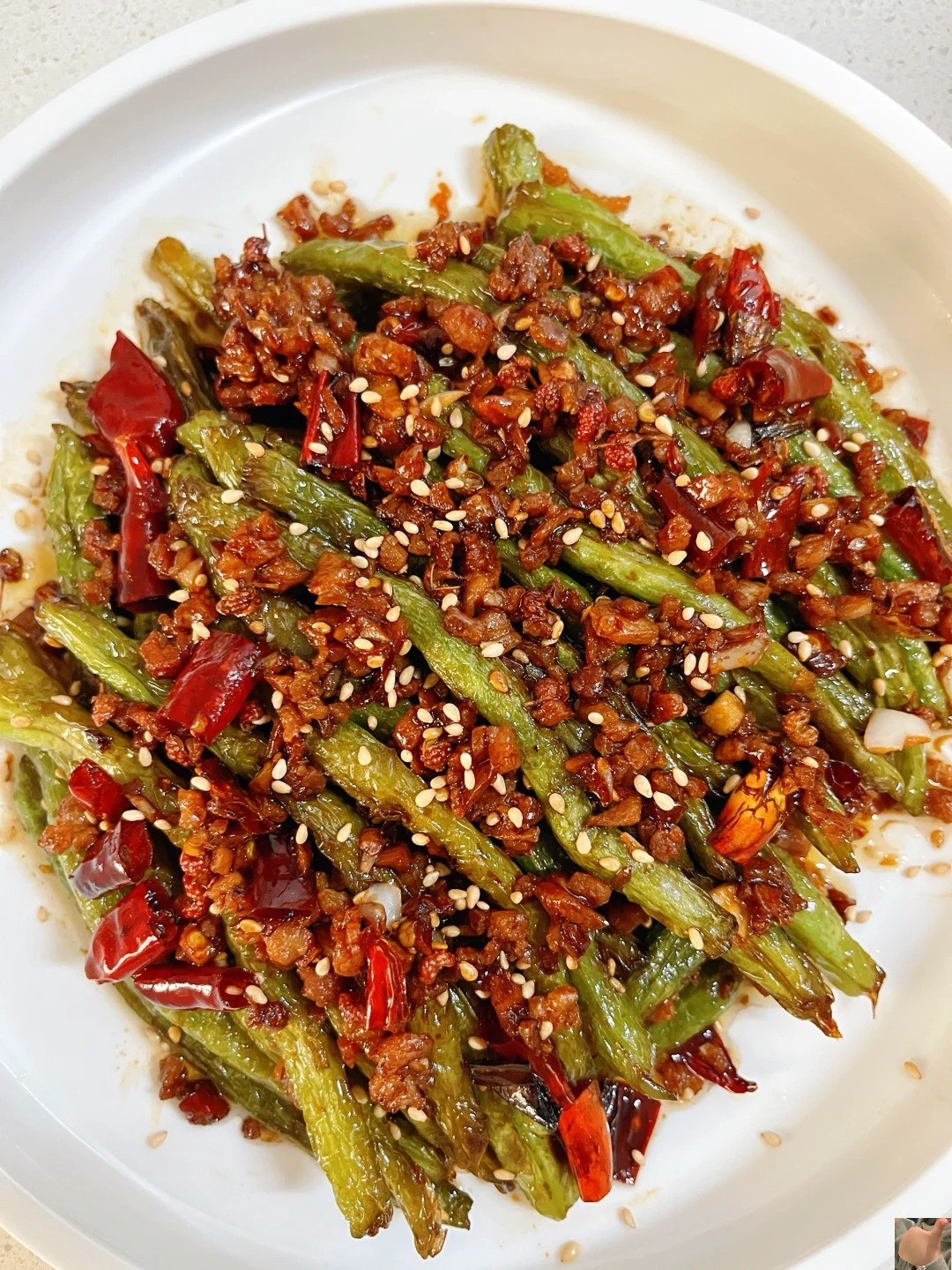 干煸豆角以豆角外皮微焦干香入味内里软嫩麻辣鲜香为特色豆角洗净