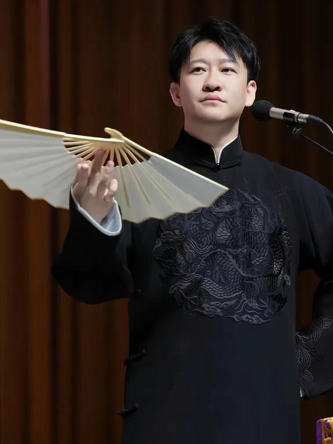 直播间里,曹云金连着说了三声"谢谢郭老师",弹幕瞬间像海啸一般