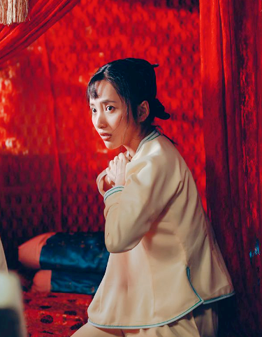 一天晚上,沈月英和表哥云雨过后