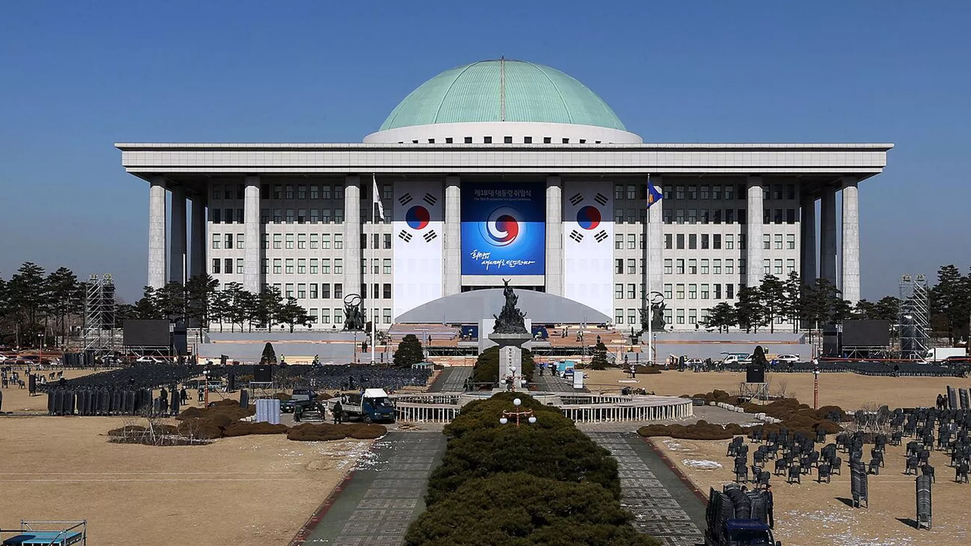 只有一名韩国执政党议员出席总统弹劾案投票
