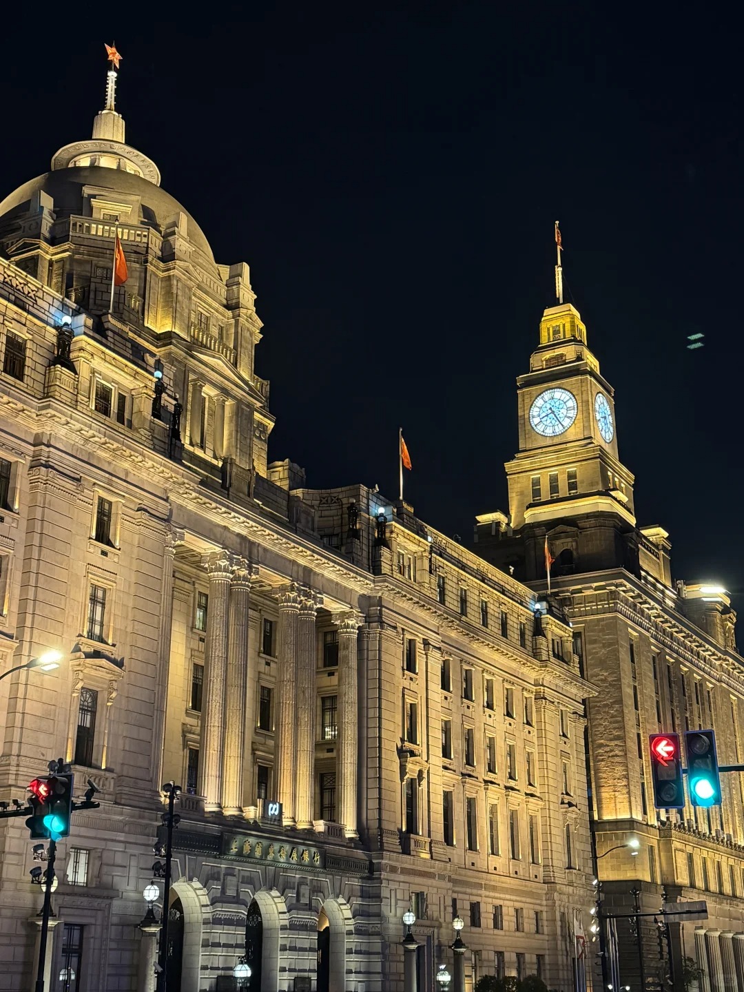 外滩的夜景灯光设计太牛了既保留了历史感又加入了现代元素视觉
